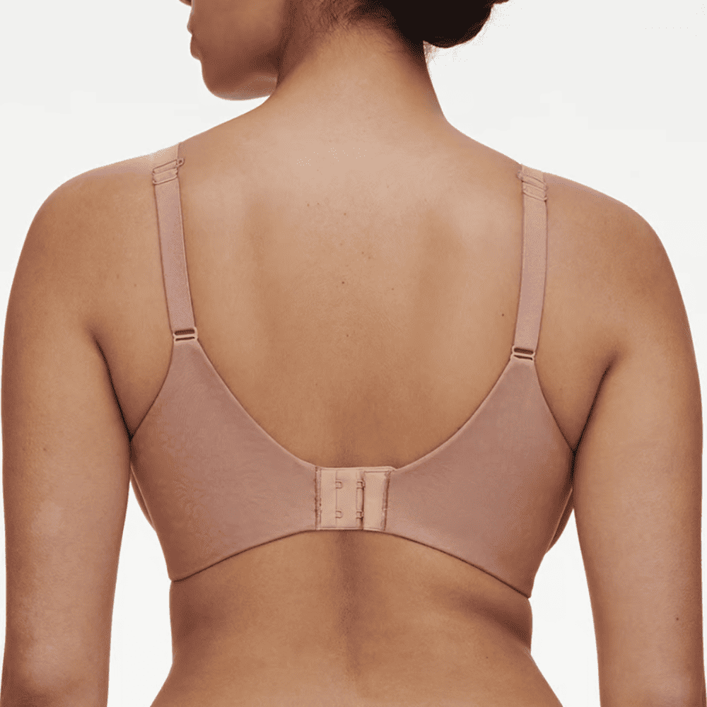 Chantelle Comfort Chic back smoothing T-shirt bra in coffee latte, back view on a model, close-up, on white background.