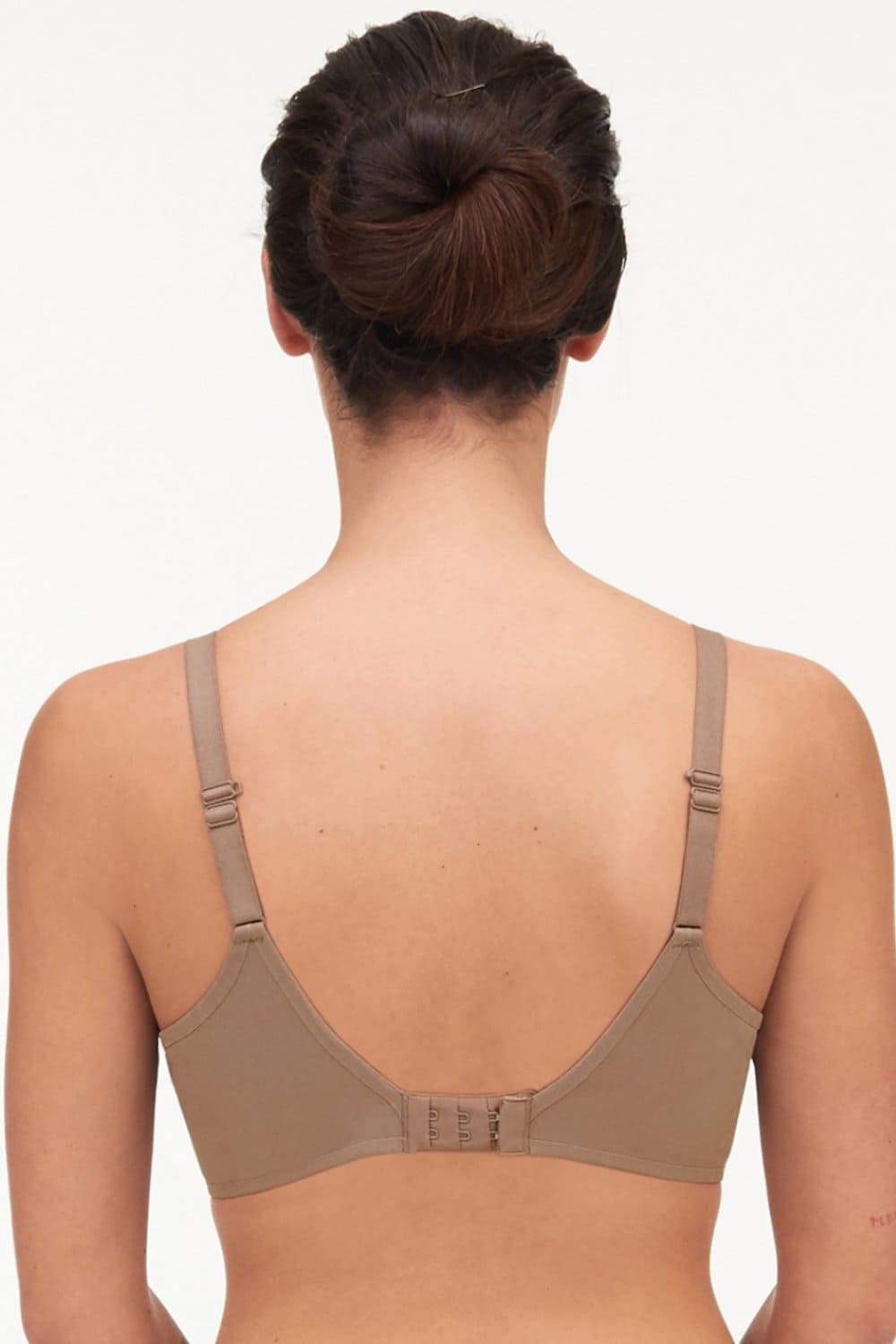 Chantelle Comfort Chic back smoothing T-shirt bra in hazelnut, back view on a model, close-up, on white background.