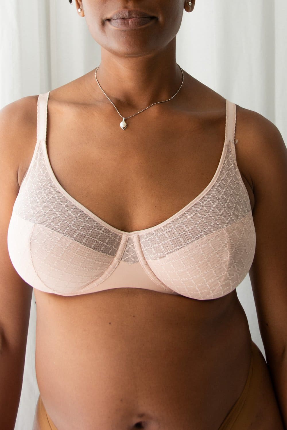 Chantelle norah chic comfort underwire bra in rose, front view on a model, close-up.