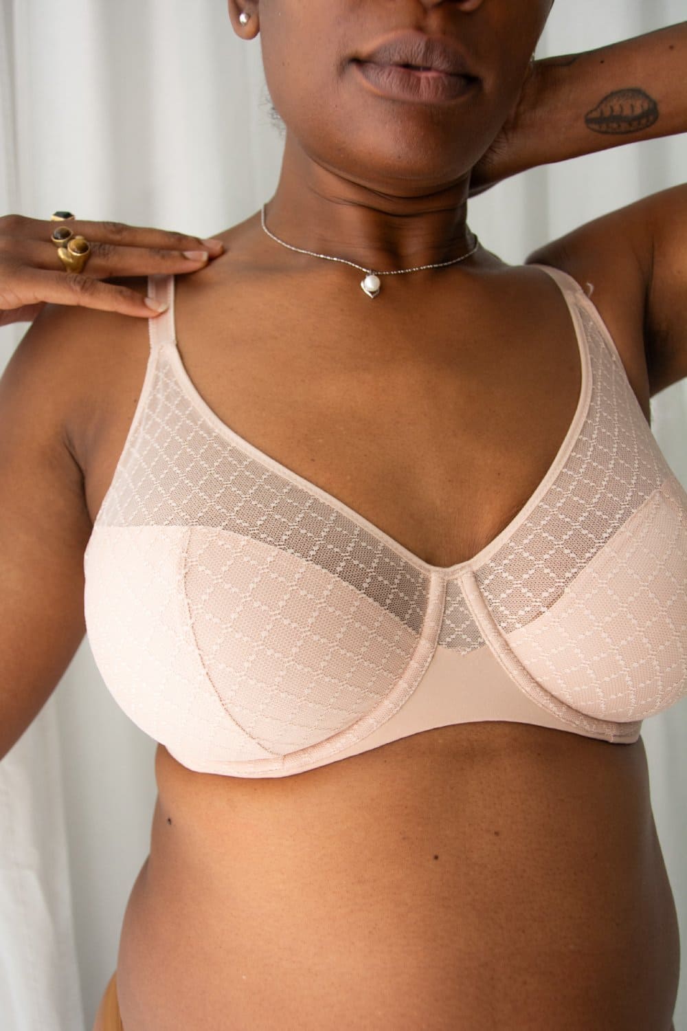 Chantelle norah chic comfort underwire bra in rose, front view on a model, close-up, low-angle.