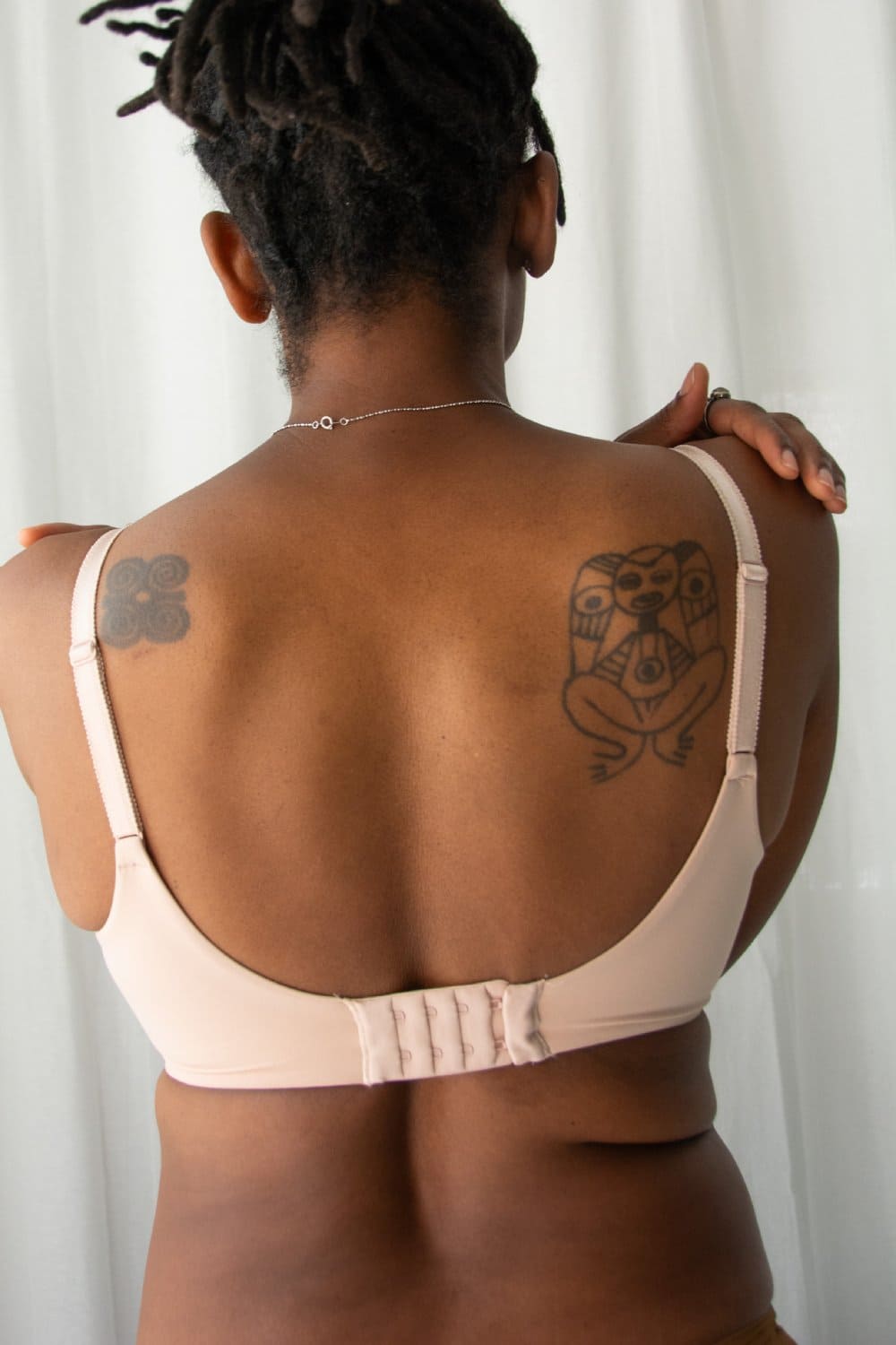 Chantelle norah chic comfort underwire bra in rose, back view on a model, close-up.