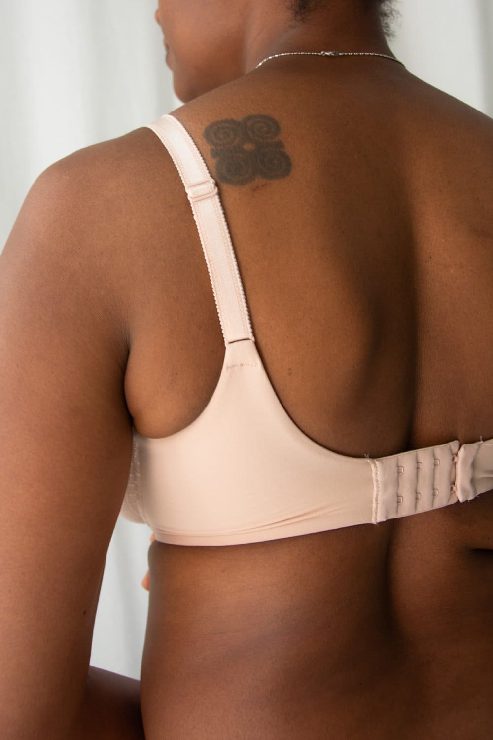 Chantelle norah chic comfort underwire bra in rose, back-side view on a model, close-up.