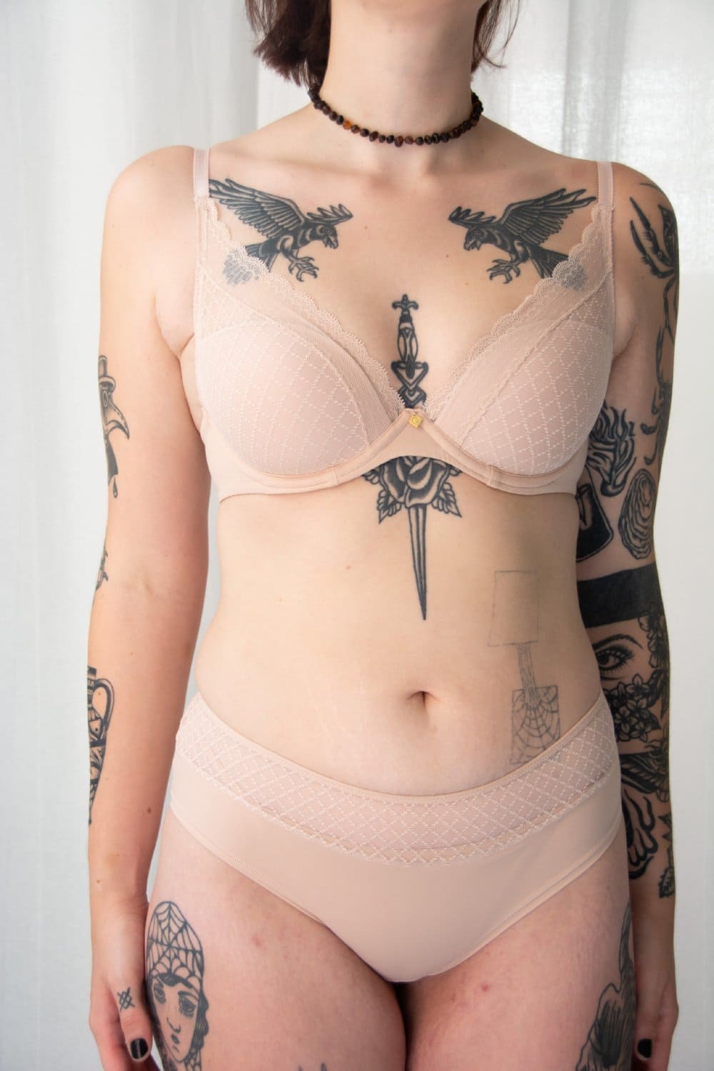 Chantelle norah chic hipster in rose, front view on a model, close-up.