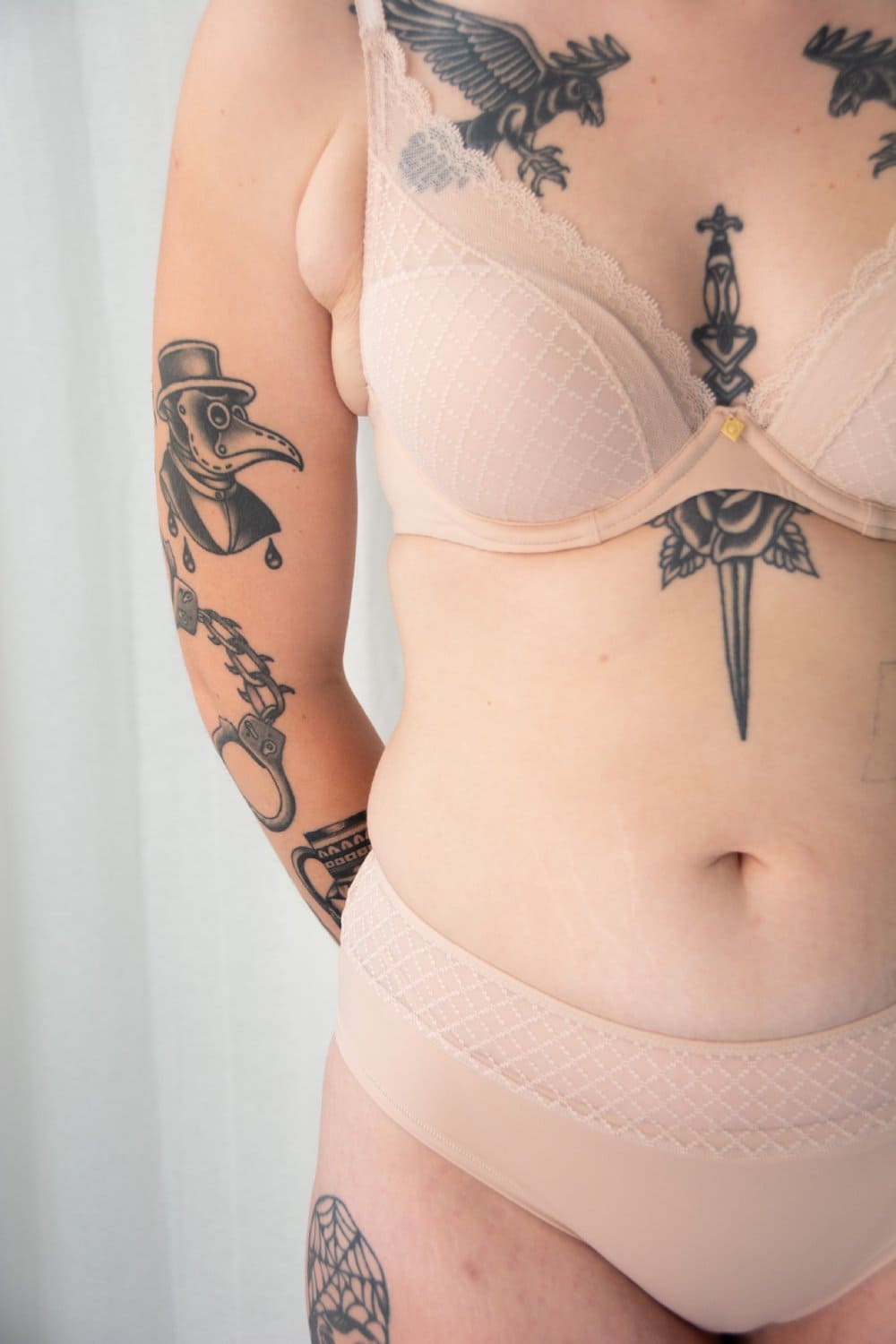 Chantelle norah chic plunge t-shirt bra in rose, front close-up on a model.