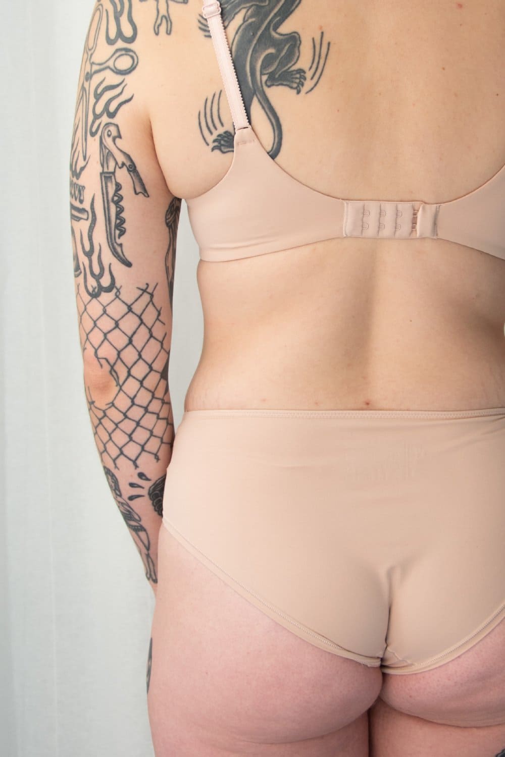 Chantelle norah chic plunge t-shirt bra in rose, back close-up on a model.