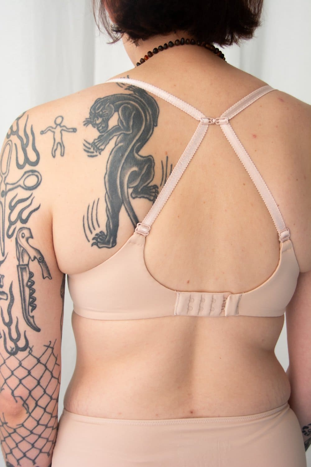 Chantelle norah chic plunge t-shirt bra in rose, back view on a model, straps connected at the back.