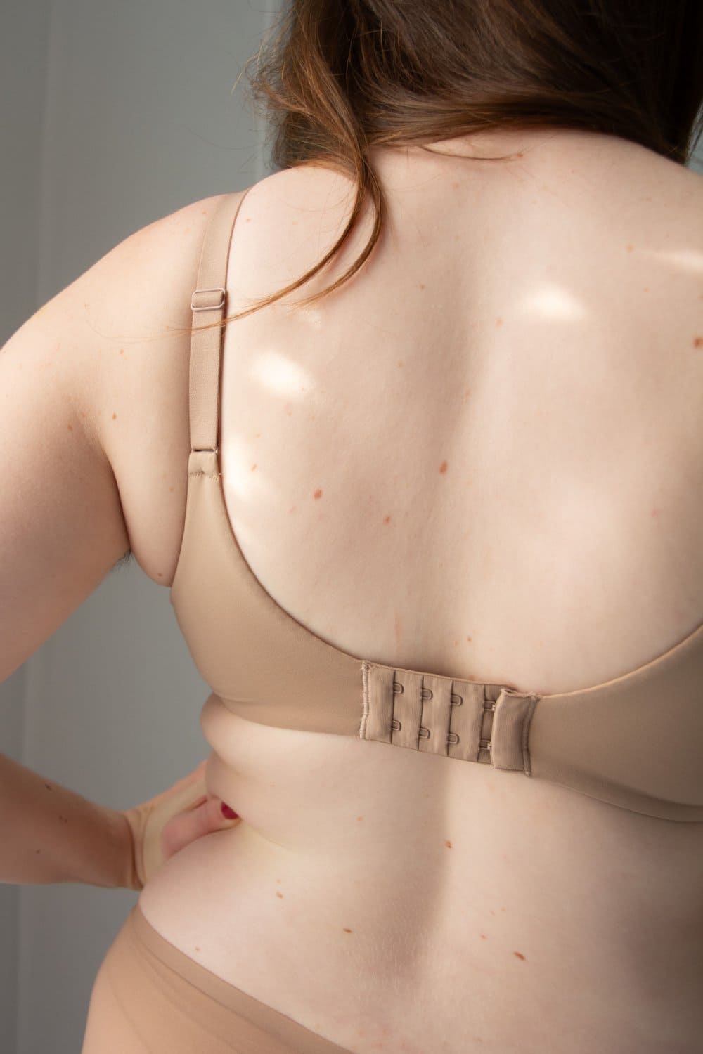 Chantelle norah comfort underwire bra in nude blush coffee latte, back view on a model, close-up.