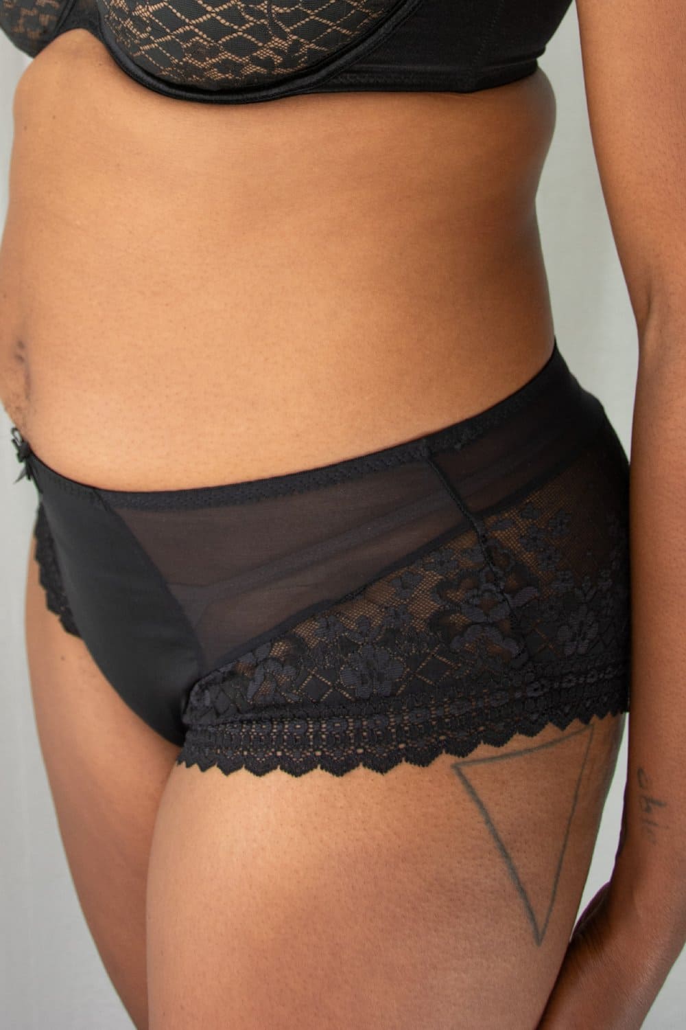 Empreinte melody shorty in black, a model side view, close-up.