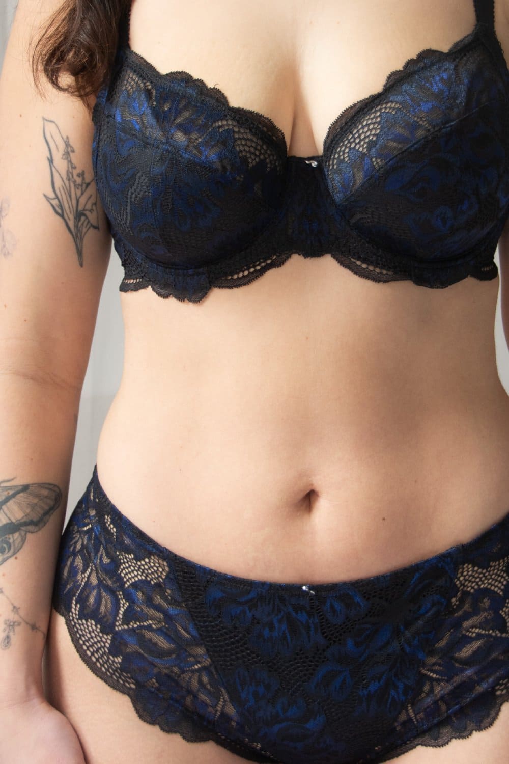Fantasie emmaline side support bra in midnight on a model front view, from a different angle, close-up.