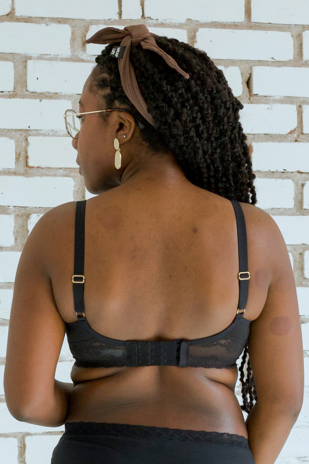 Natori Bliss Perfection contour bra in black, close-up back view on a model.
