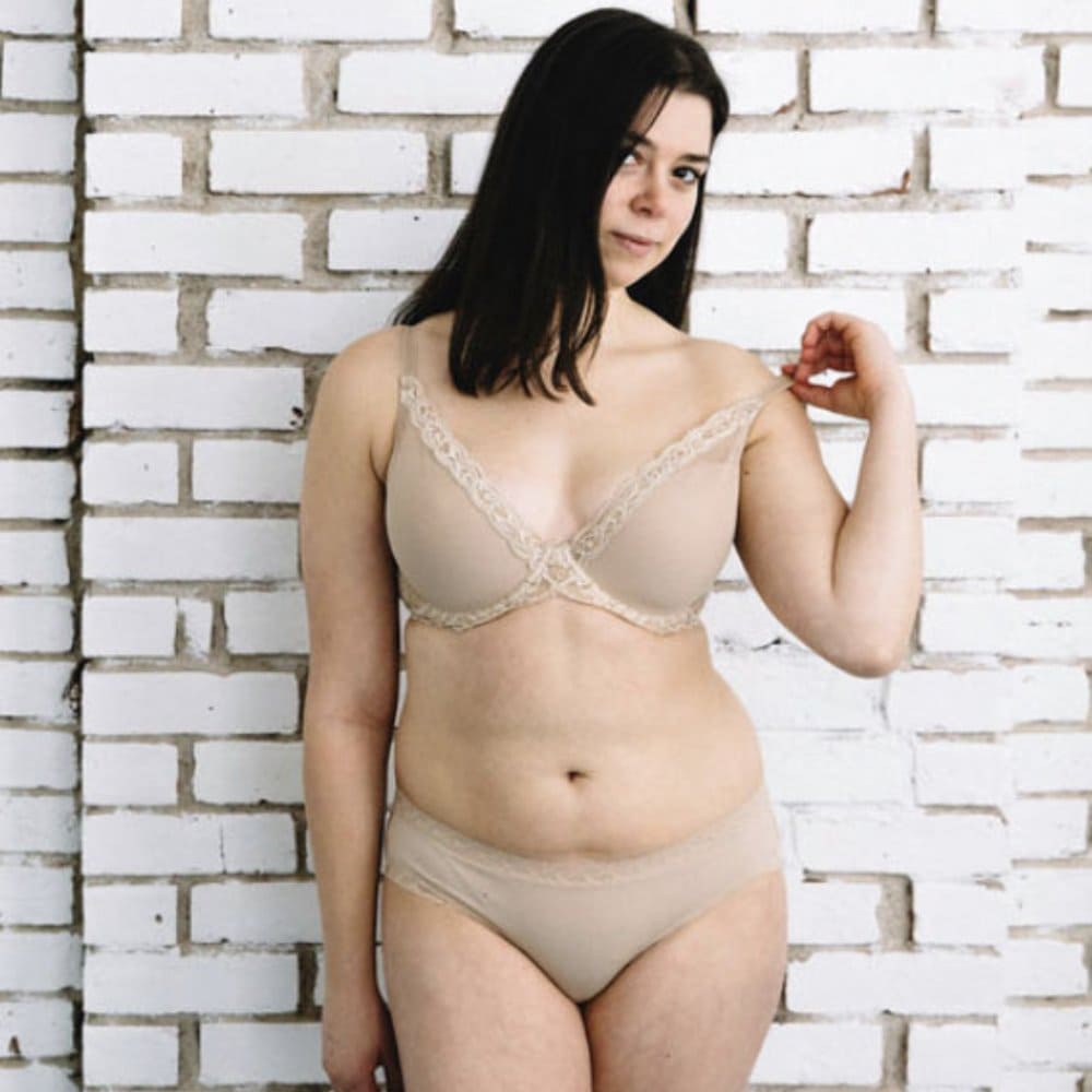 Natori Feathers contour plunge bra in cafe, front view on a model.