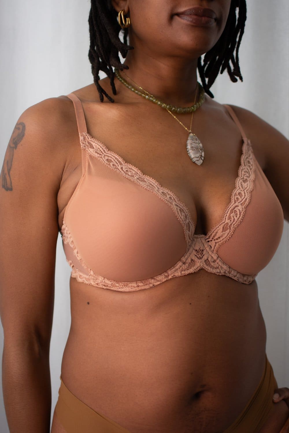 Natori Feathers contour plunge bra in cinnamon, close-up front view on a model.