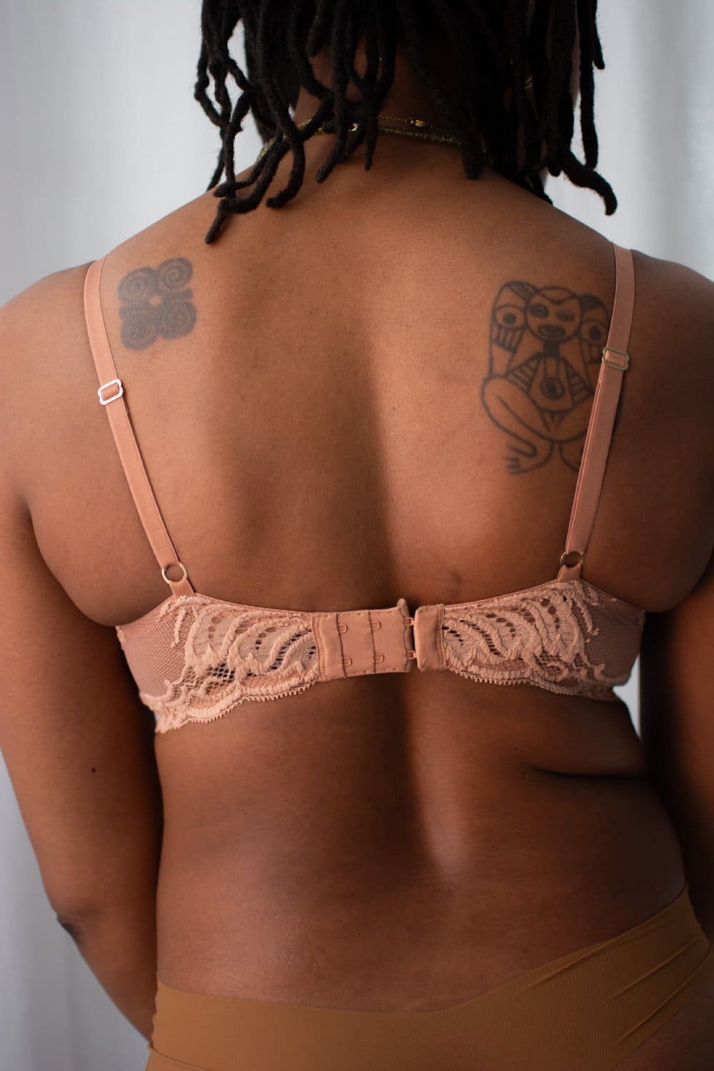 Natori Feathers contour plunge bra in cinnamon, close-up back view on a model.