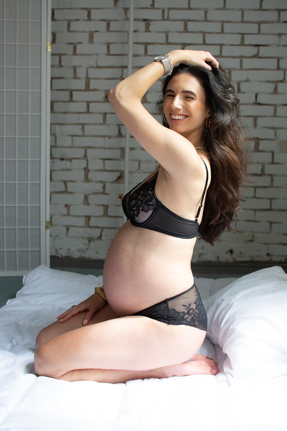 Natori Flora underwire contour bra in black/cafe, side view on a pregnant model.