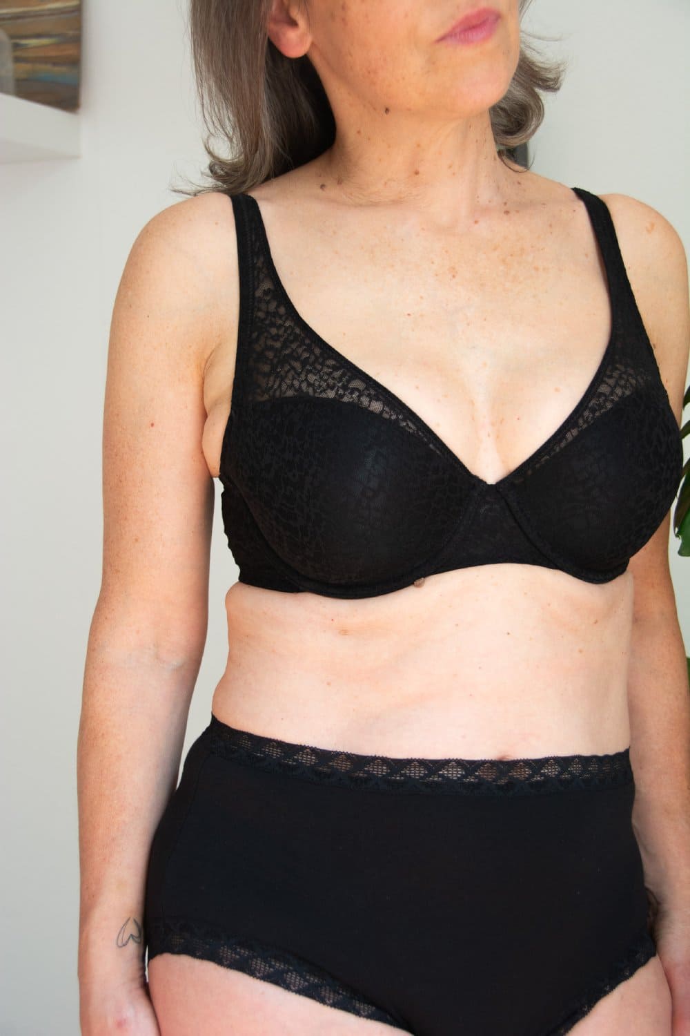 Natori pretty smooth full fit contour underwire bra in black, close-up front view on a model.