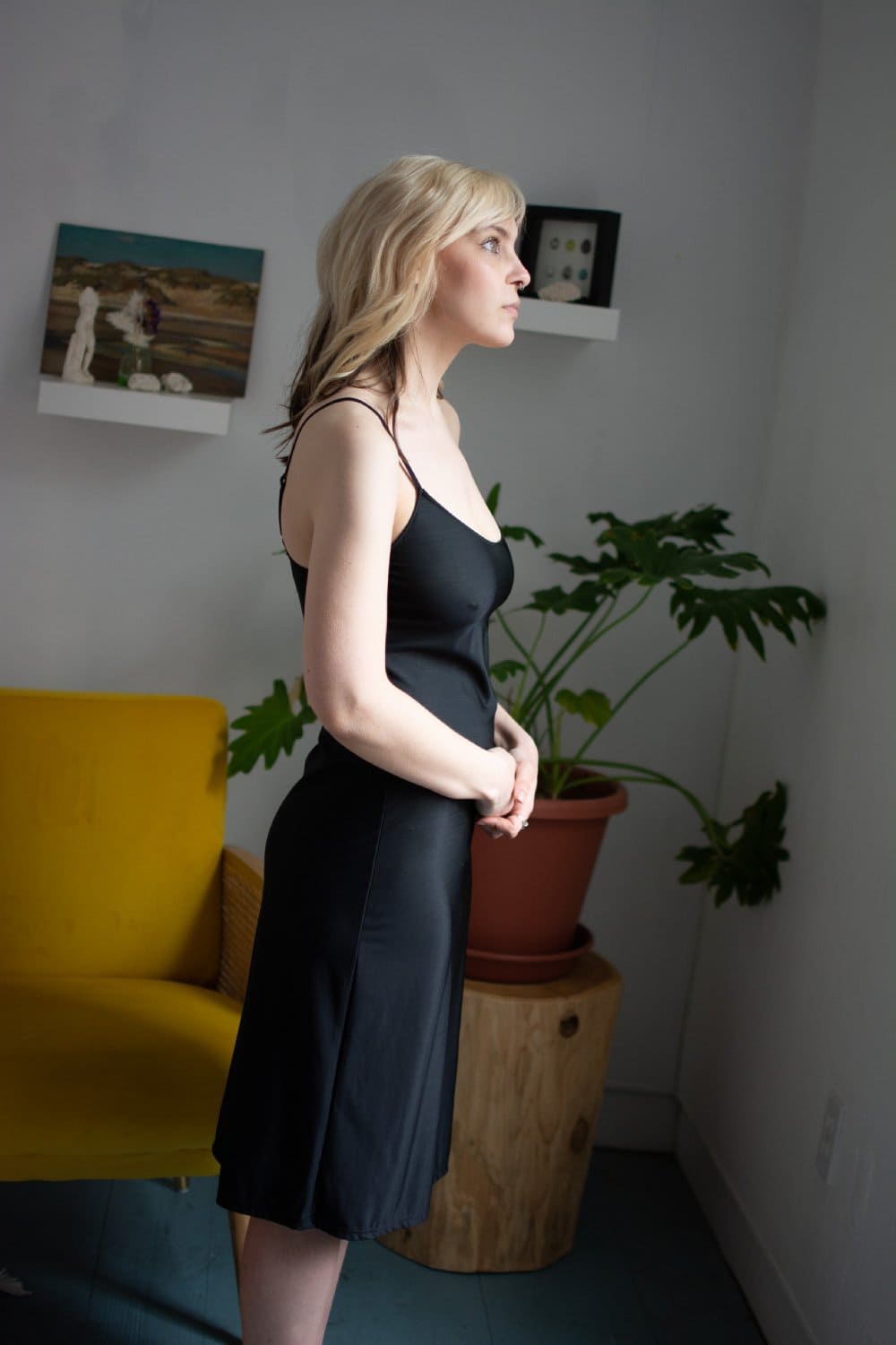 Only hearts second skin long full slip in black, side view on a model.