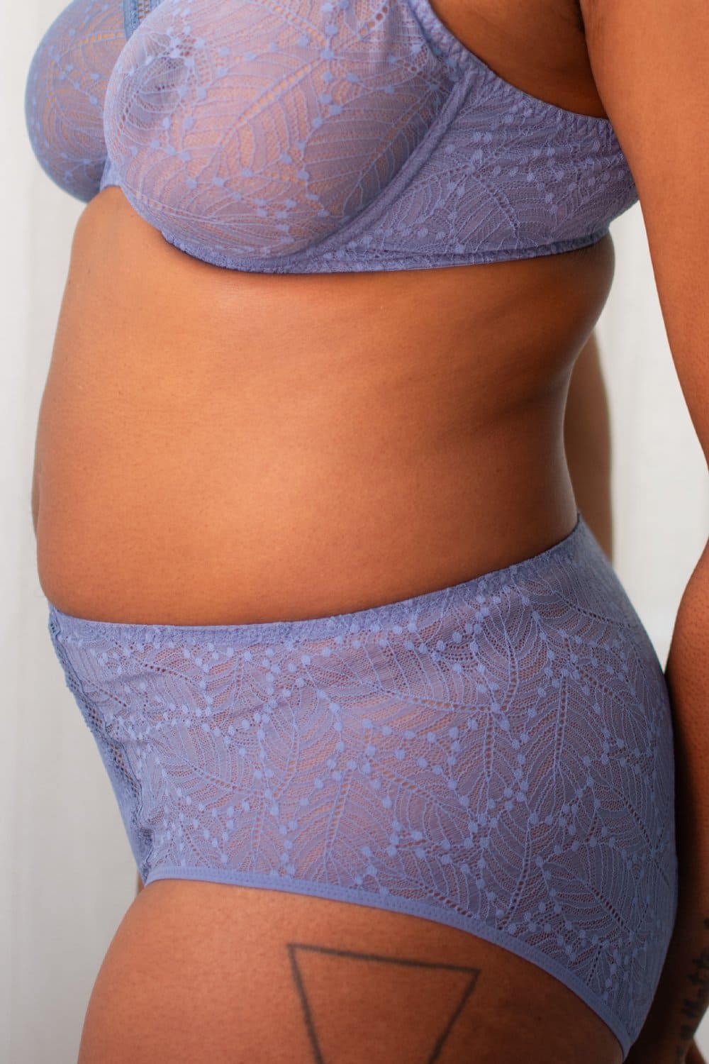 Simone Perele Comete culotte high-rise in blue chambray, side view on a model, close-up.