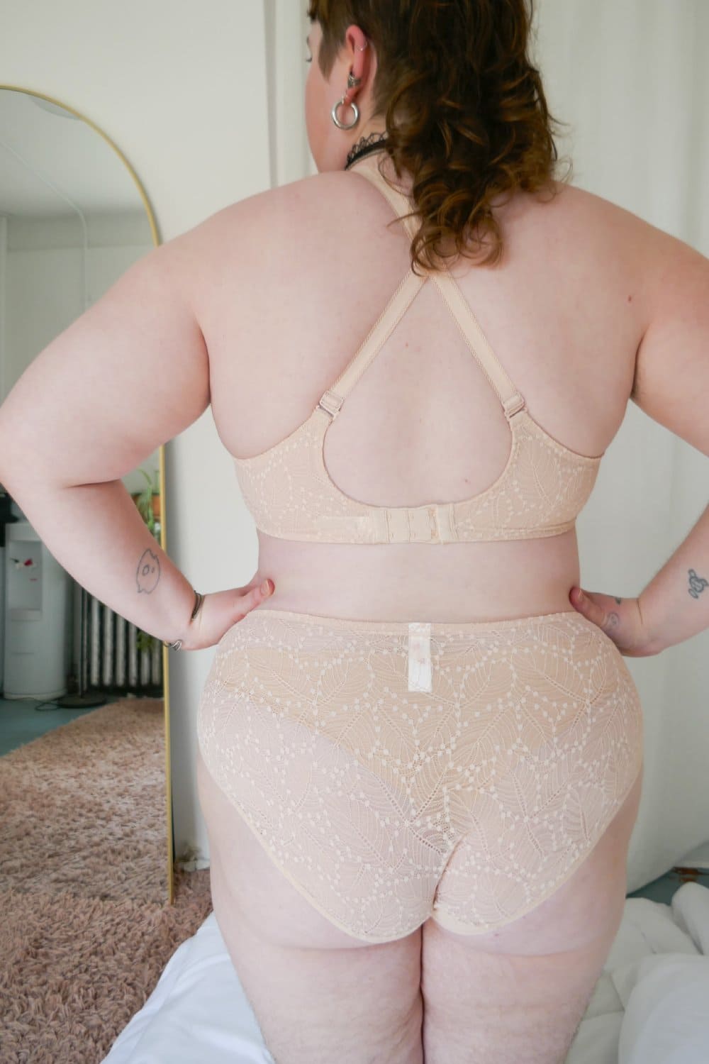 Simone Perele Comete culotte high-rise in pink sand, back view on a model, close-up.