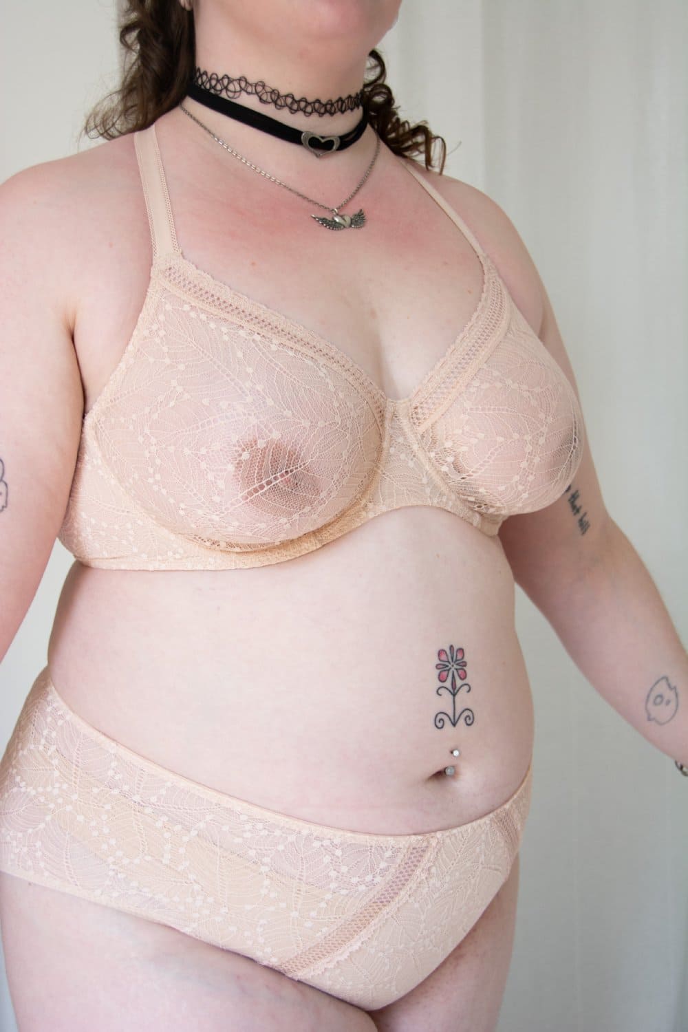 Simone Perele Comete culotte high-rise in pink sand, front-side view on a model, close-up.