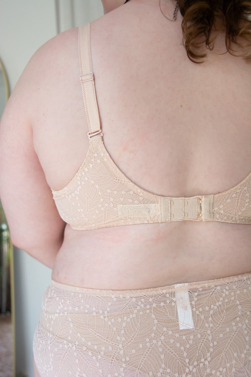 Simone Perele Comete culotte high-rise in pink sand, back view on a model, close-up, large size product.
