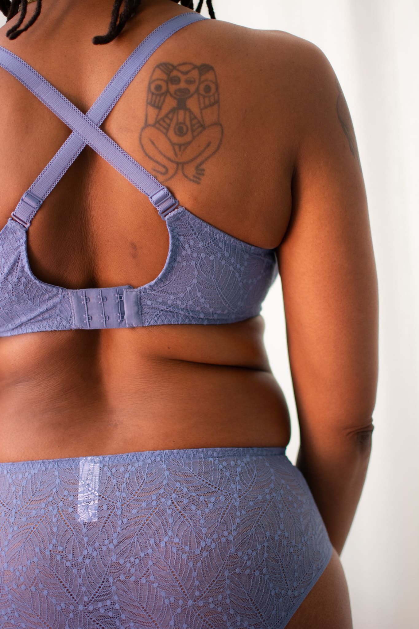 Simone Perele Comete full cup bra in blue chambray, back view on a model, with criss-cross straps.
