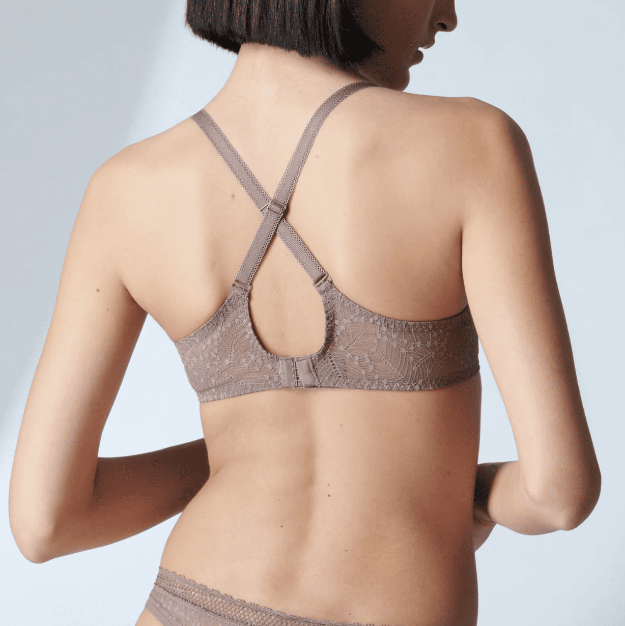 Simone Perele Comete full cup bra in chestnut, back view on a model, with criss-cross straps, close-up.