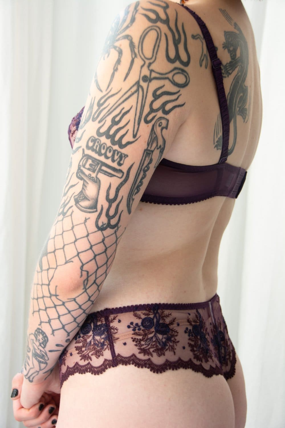 Simone Perele Intrigue sheer demi in fig, side view on a model, close-up.