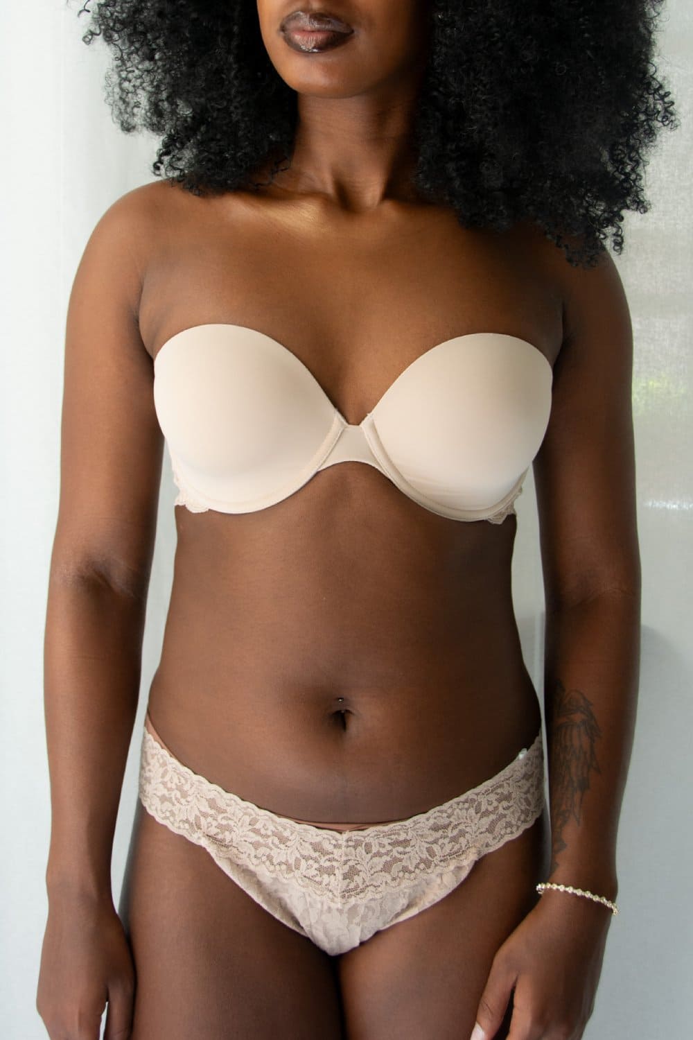 Skarlett blue goddess multiway strapless bra in cashmere, front view on a model, close-up.