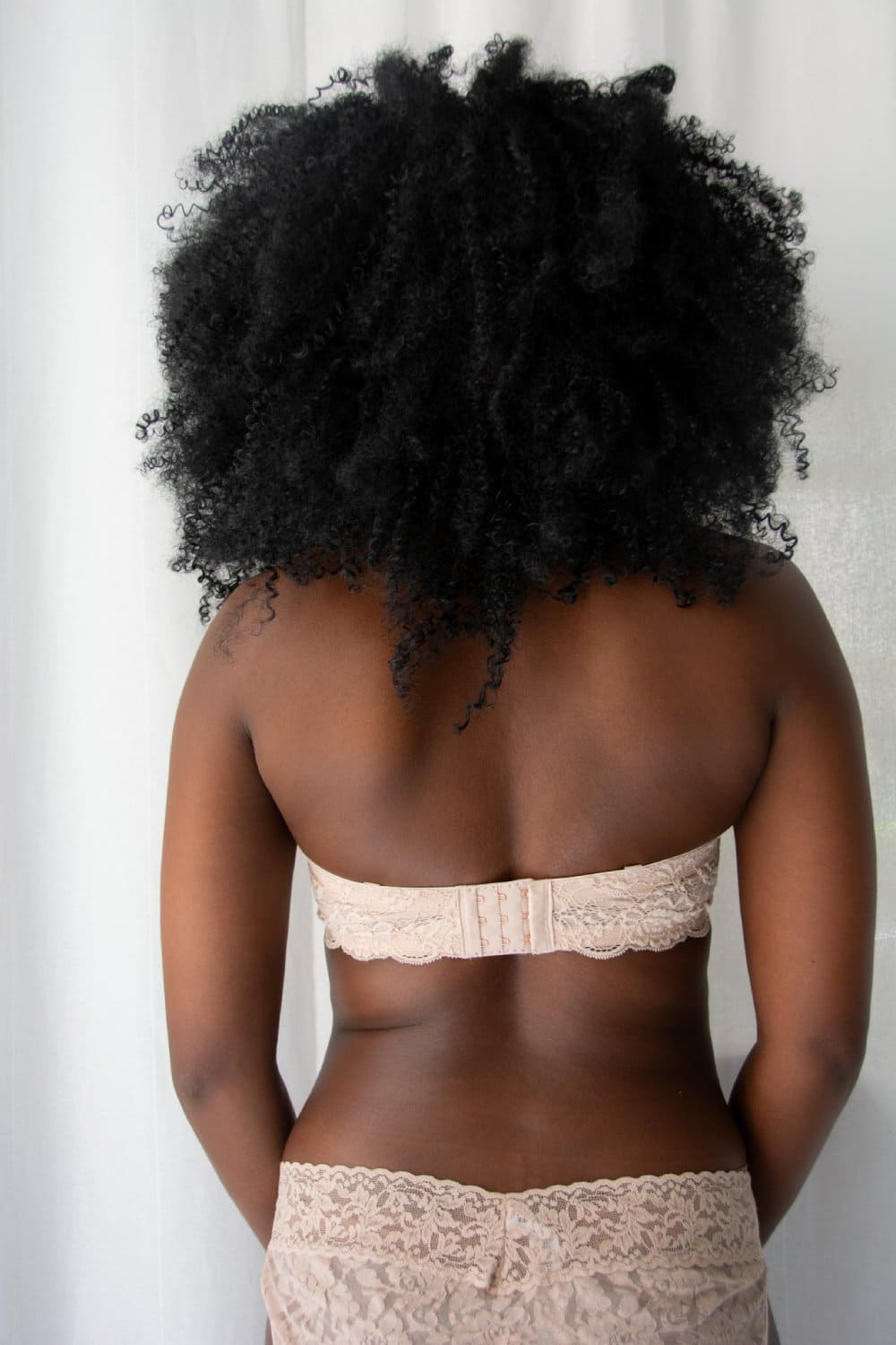 Skarlett blue goddess multiway strapless bra in cashmere, back view on a model, close-up.