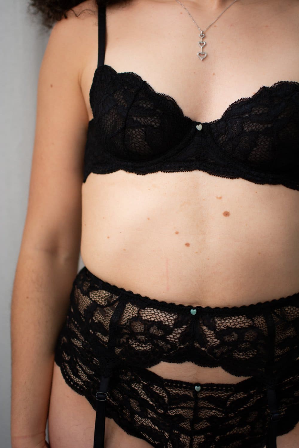 Clo intimo fortuna garter in black, front view on a model, close-up.
