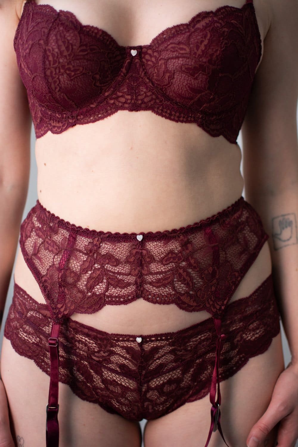 Clo intimo fortuna garter in crushed berry, front view on a model, close-up.