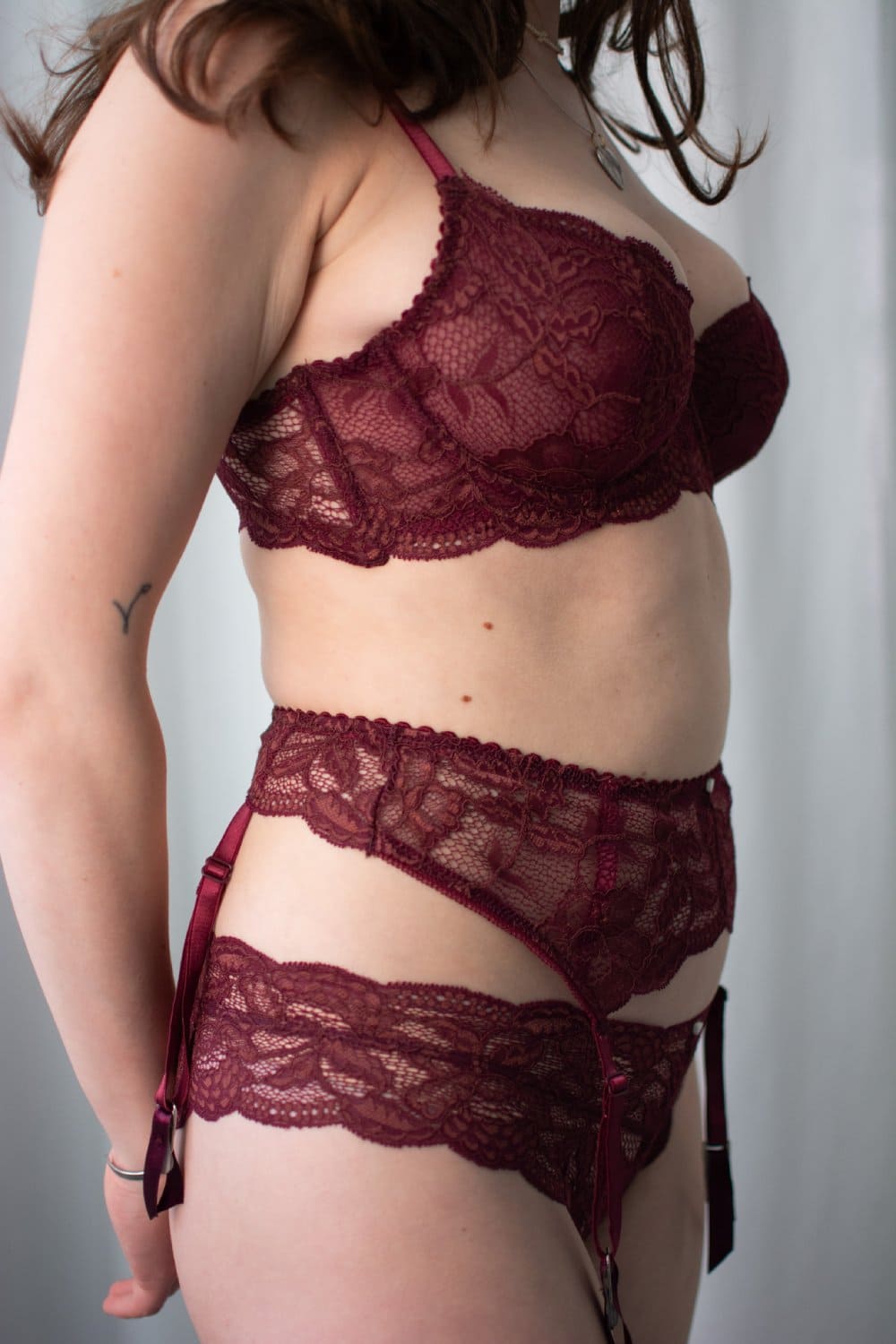 Clo intimo fortuna garter in crushed berry, side view on a model, close-up.