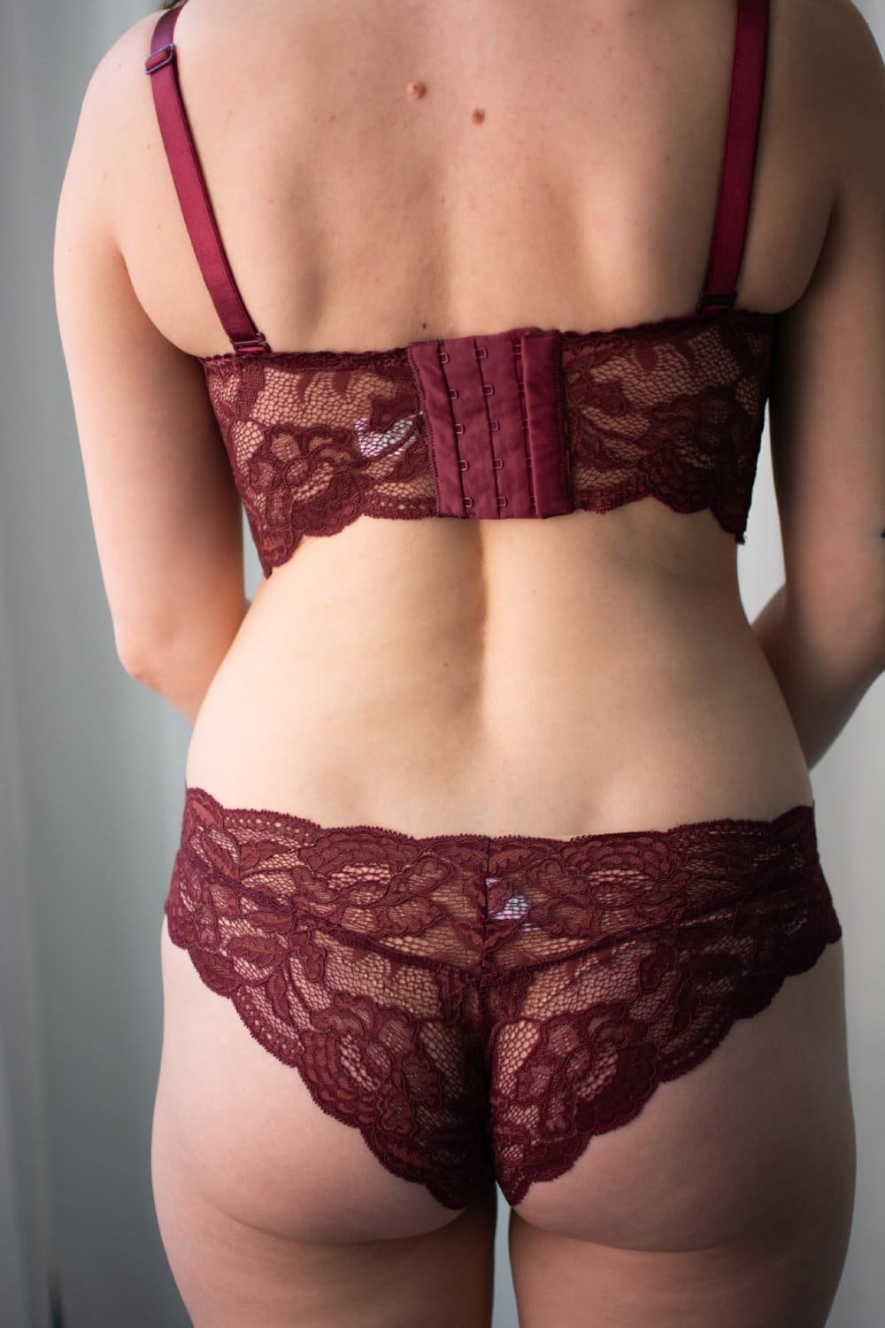 Clo intimo fortuna lace cheeky hipster in crushed berry, back view on a model, close-up.