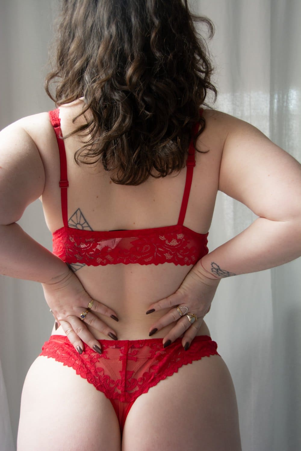 Cosabella carmela plunge bralette in velluto, a model back view, close-up.