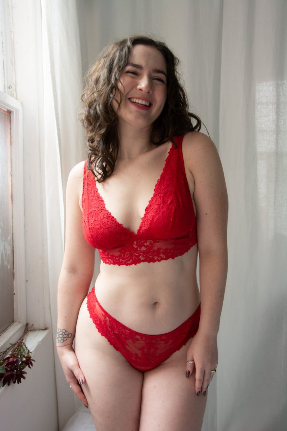 Cosabella carmela thong in velluto, a model front view.