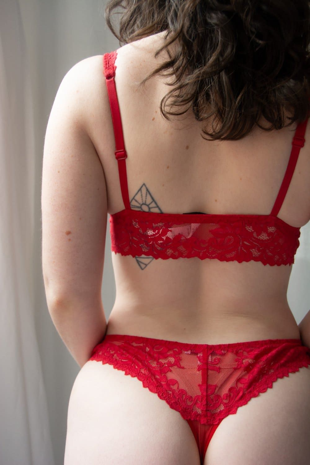 Cosabella carmela thong in velluto, a model back view, close-up.