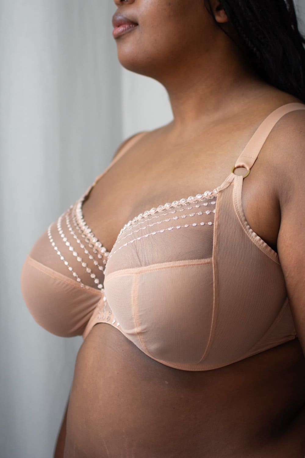 Elomi matilda plunge bra in cafe au lait, front-side view on a model, close-up.