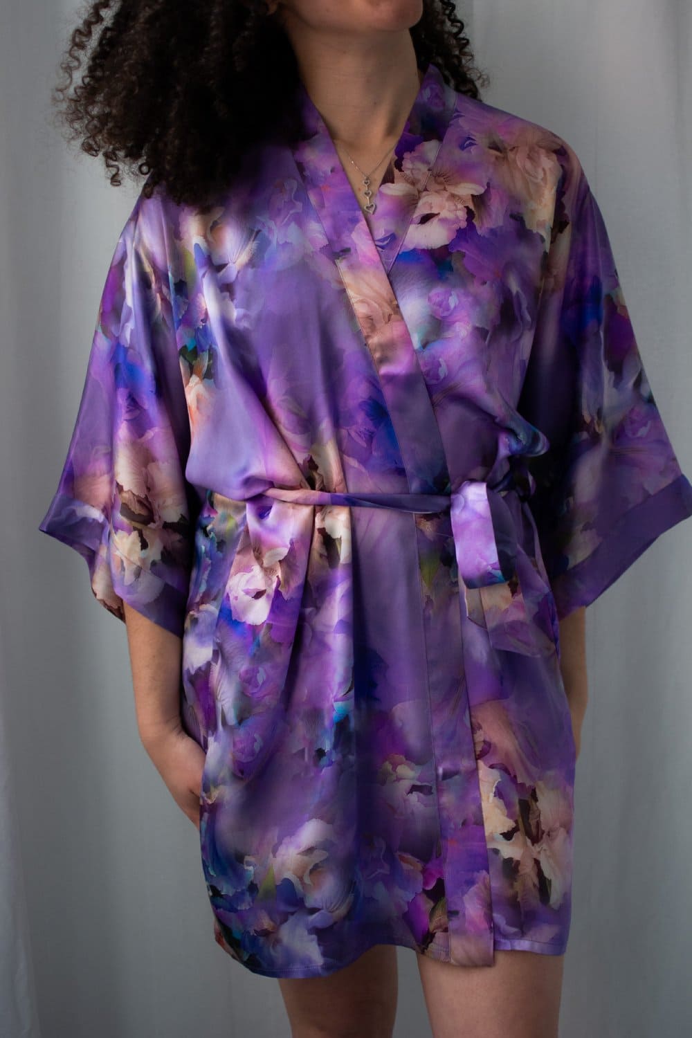 Samantha chang classic silk short kimono in snow flowers, front view on a model, close-up.